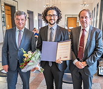 Oberbürgermeister Dr. Lutz Trümper gemeinsam mit Medizinstudent Akram Elsayed Abdellatif Elborashi und Prof. Dr. Helmut Weiß